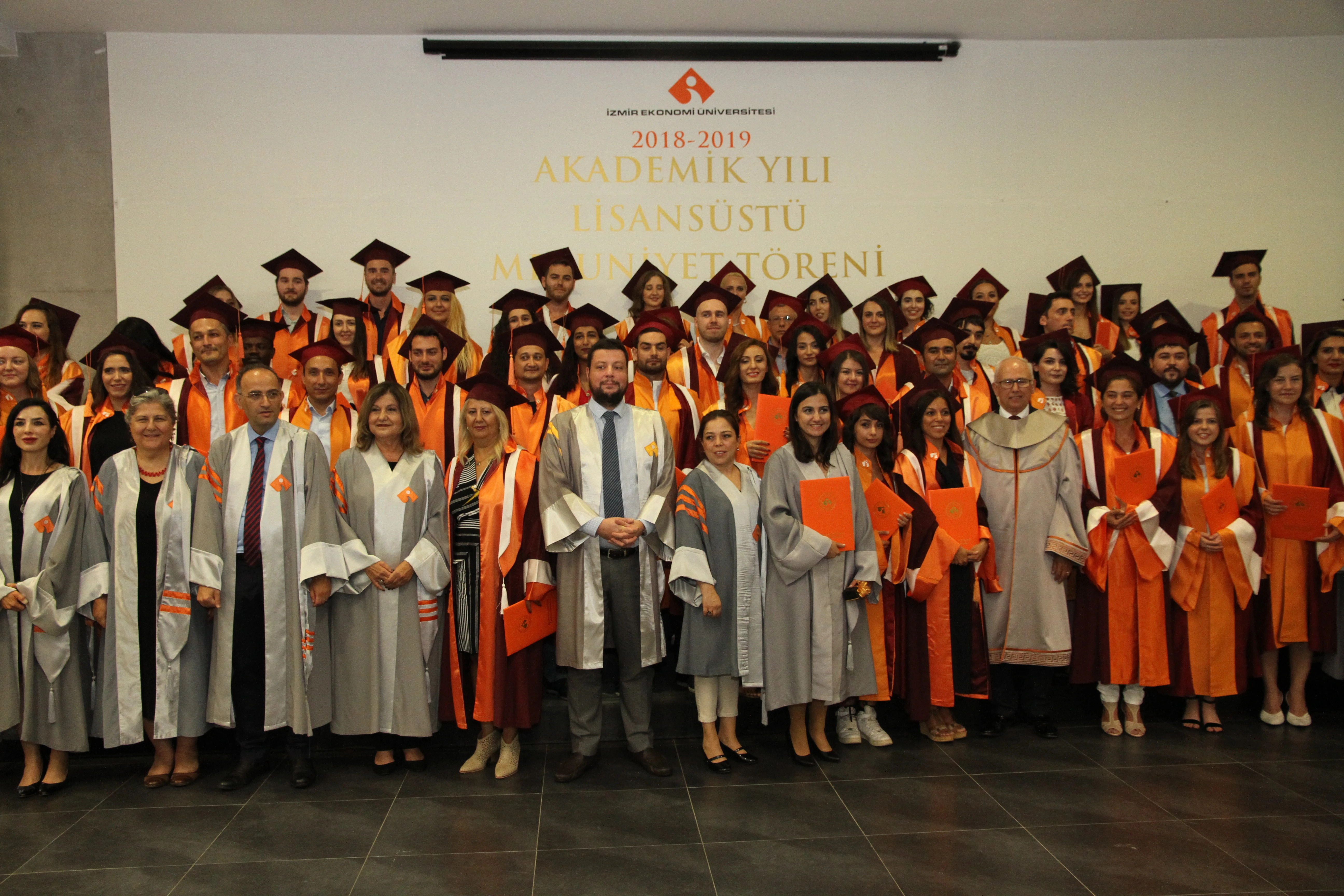 Mezuniyet kutlamasindan bir fotograf